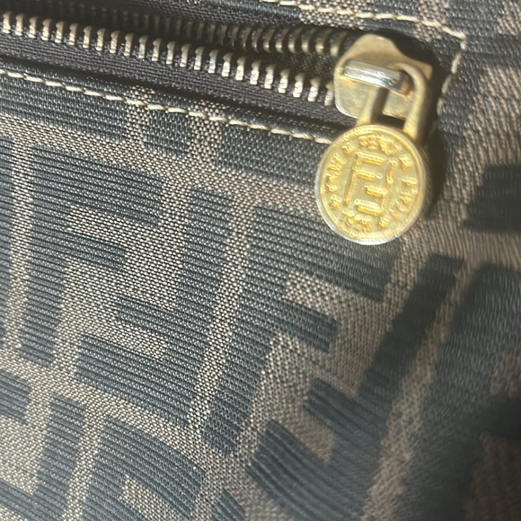 Fendi handbag great condition ( vintage) leather Trim material exterior - Picture 2 of 5